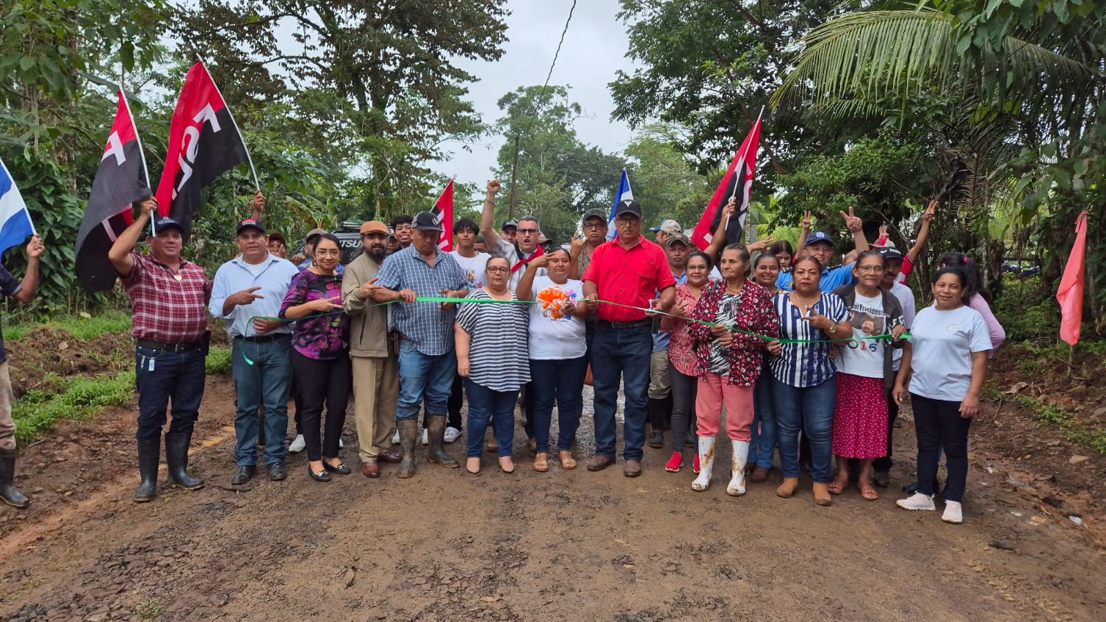 Inauguración de 03 km de Camino entre las Comunidades de los Pintosy el Torno.